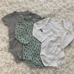 Bundle of 3 onesies - size 18 months